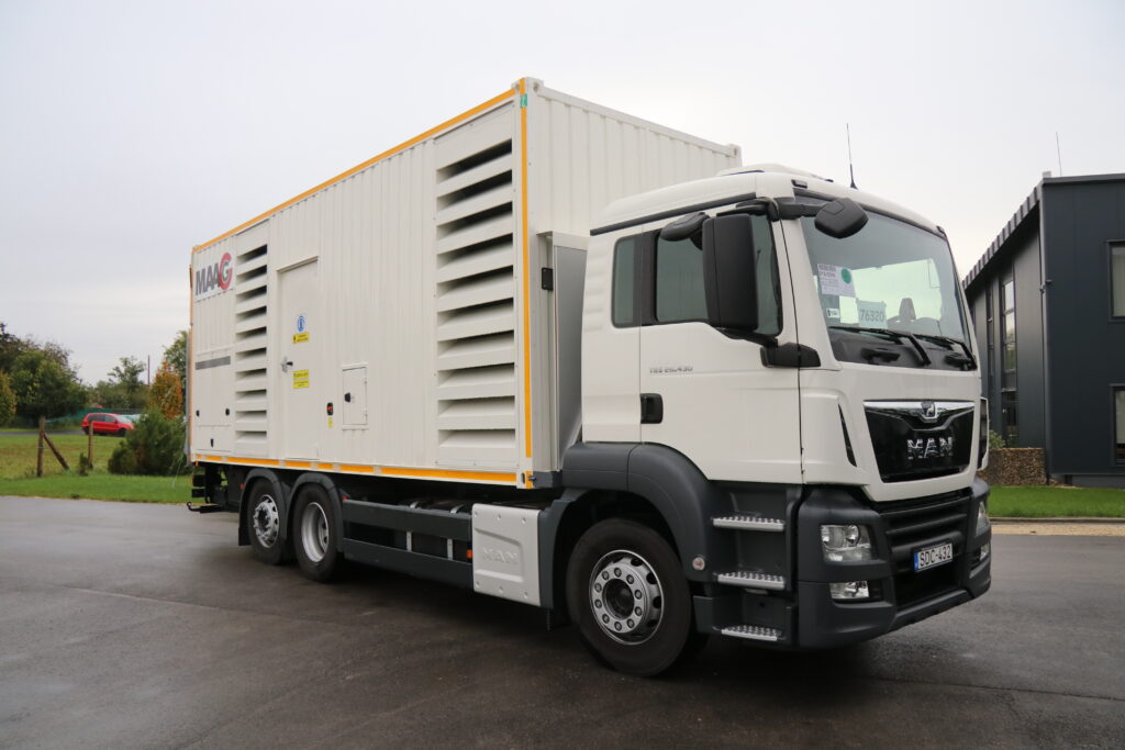 MAAG mobil konténeres aggregátor teherautóra szerelve, ipari energiaellátási feladatokra előkészítve.