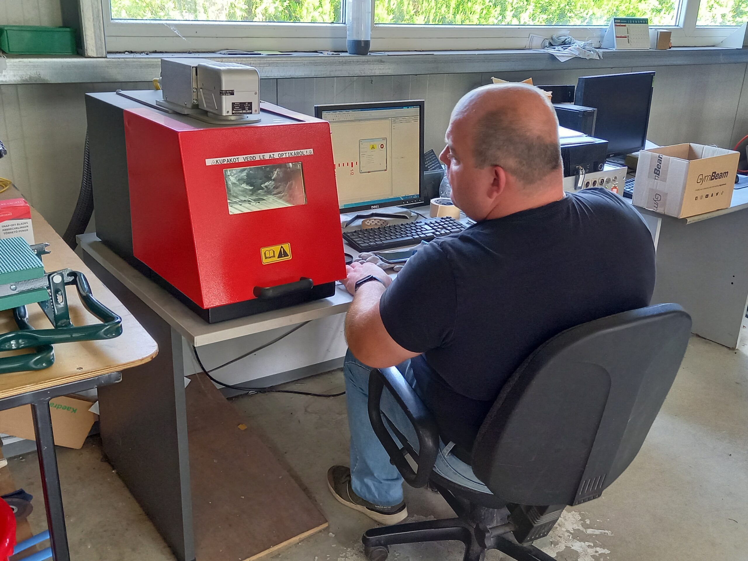Szakember szünetmentes tápegység diagnosztikai vizsgálatát végzi számítógépes ellenőrzéssel, UPS szerviz és karbantartás során.