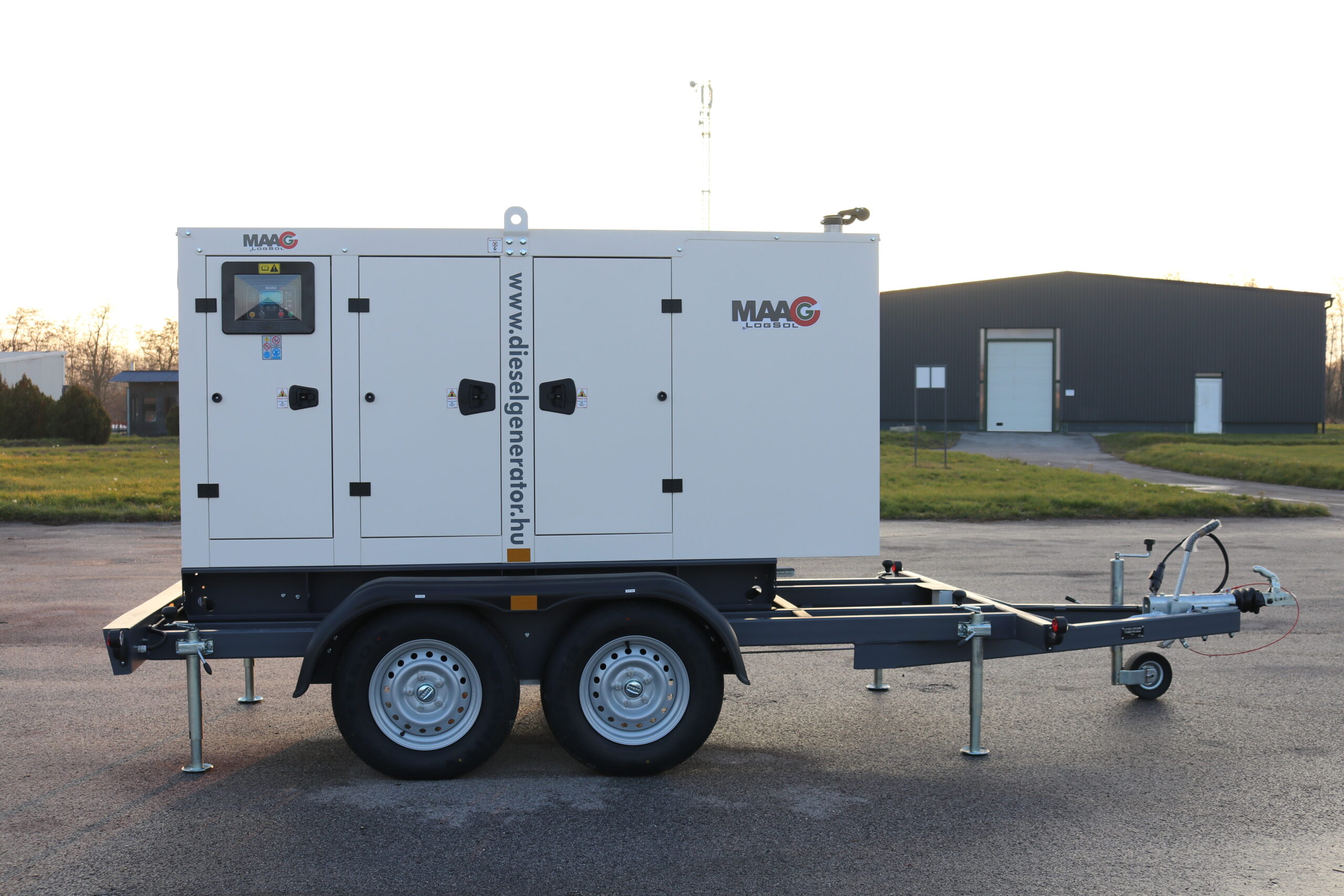 Utánfutóra szerelt MAAG by LogSol mobil aggregátor kéttengelyes alvázzal, ipari és ideiglenes energiaellátási feladatokra.